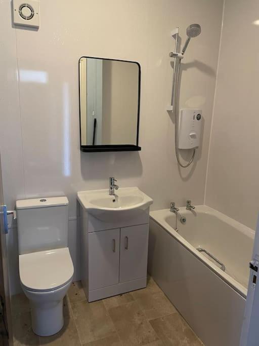 Spacious One Bedroom Flat, Entire Property. Грінок Екстер'єр фото